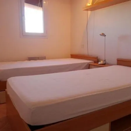 Apartman Cosy Apt With Balcony At 5 Min From The Beach